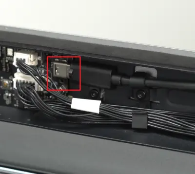 USB-C-kabel til MC-kortet med korrekt monteringsretning markeret