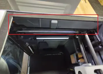 AP-kortdæksel trykket på plads på X1-printeren