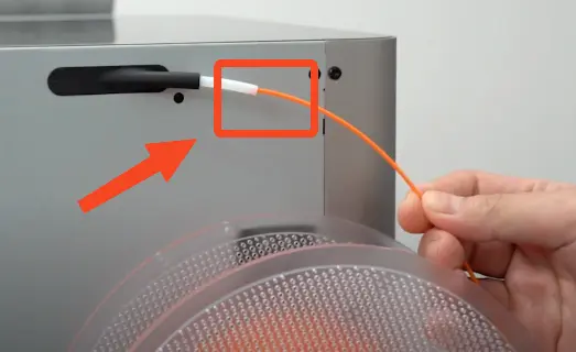 Filament der fores ind i PTFE-røret bag pa printeren