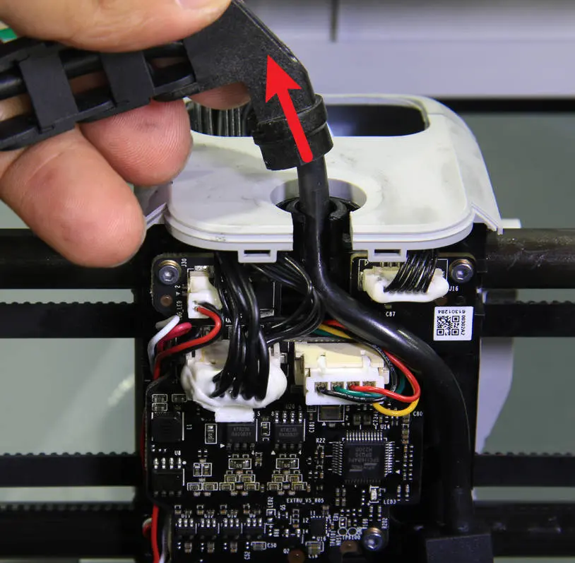 USB-kablet med holder trækkes op og ud af toolhead