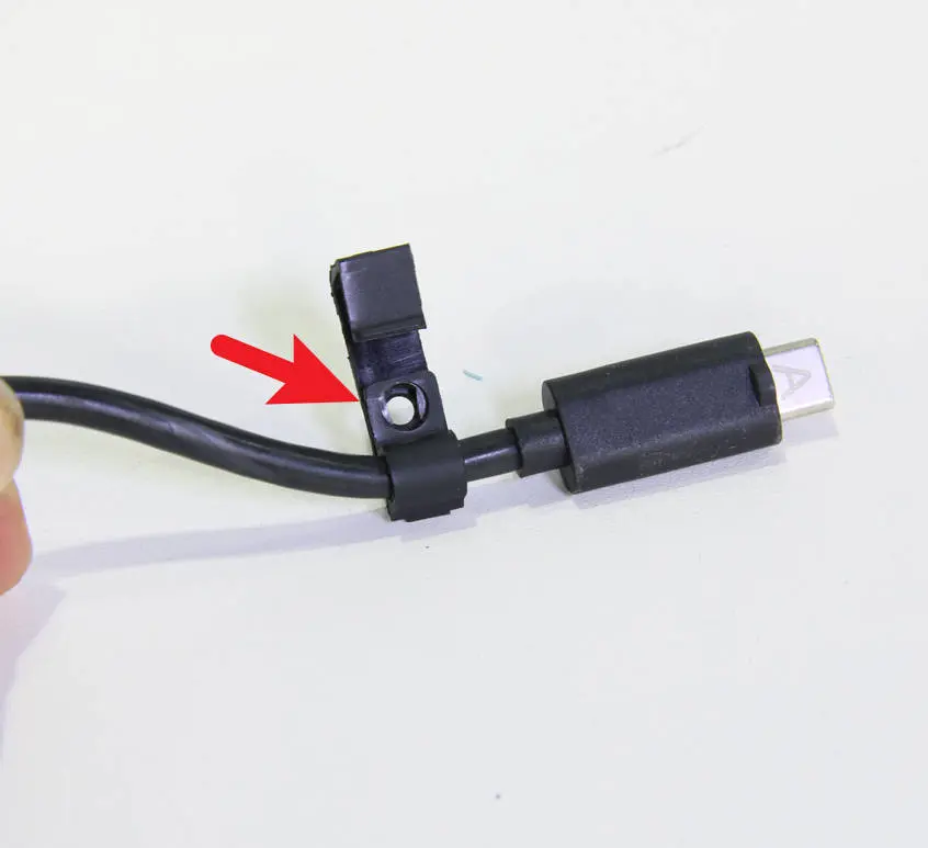 Fastgørelsesblokken tages af USB-C-kablet