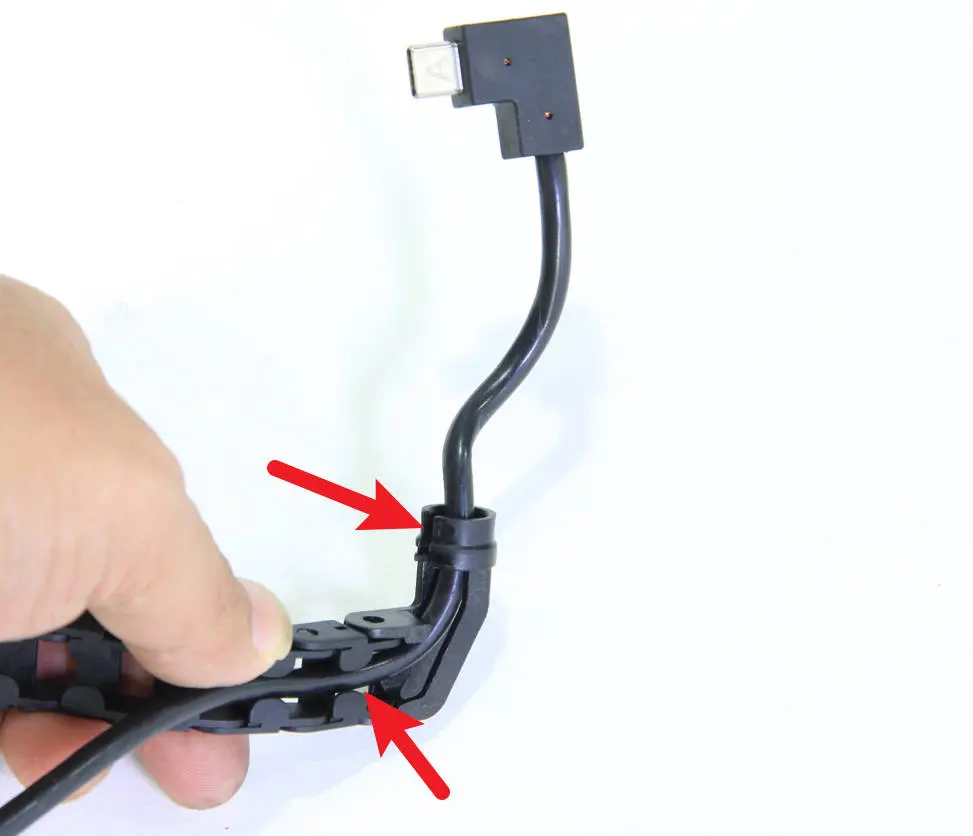 Det nye USB-C-kabel fores ind i kabelkæden og AP-dækslet