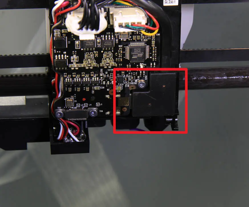 USB-kablet tilsluttes ekstruderkortet og trykkes i kabelbasen