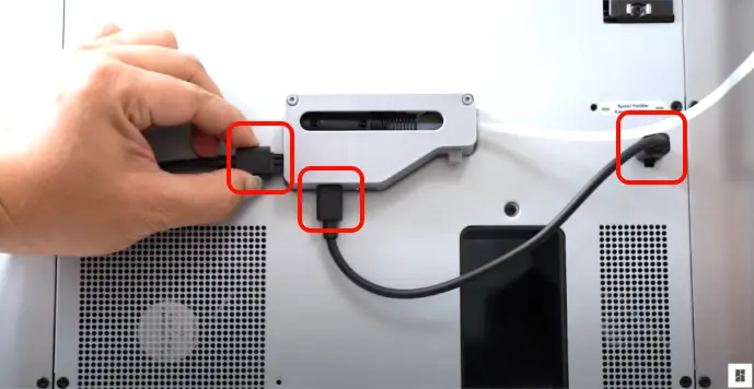 4-pin og 6-pin bus-kabler frakobles bag på maskinen og fra AMS