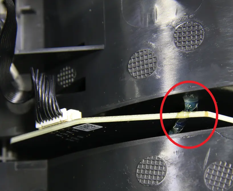 UV-lim fjernes fra RFID-kort med pincet