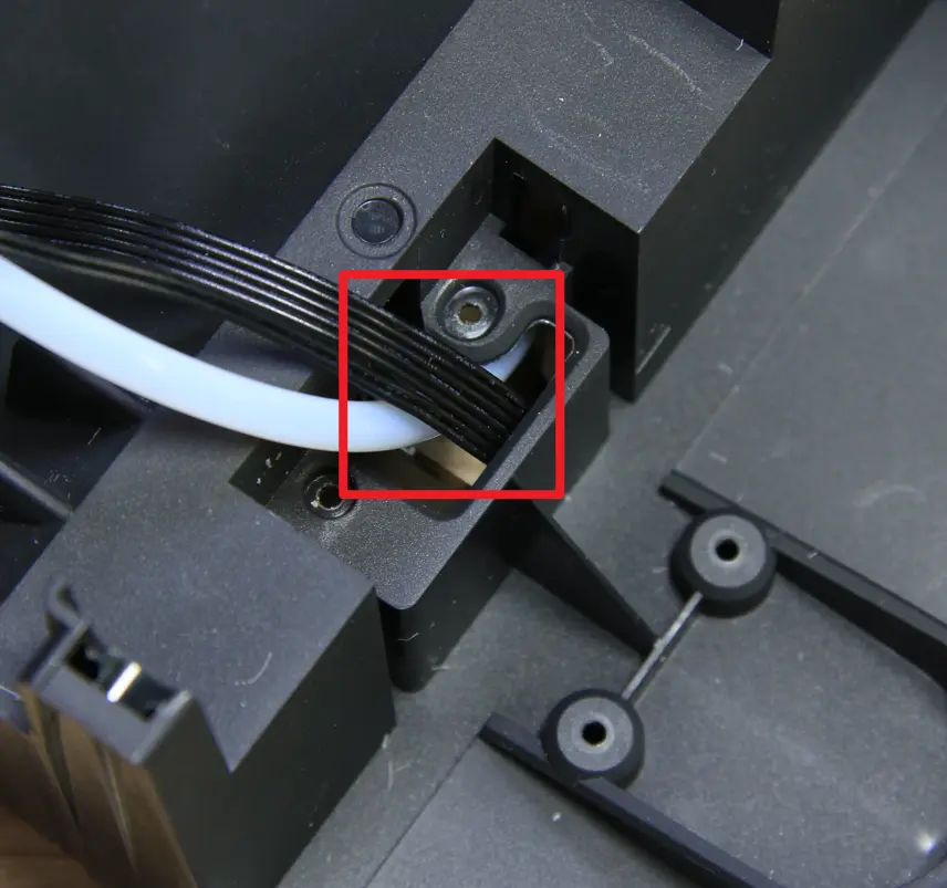 Første-trins feeder med PTFE-slange og kabel monteres på AMS-rammen