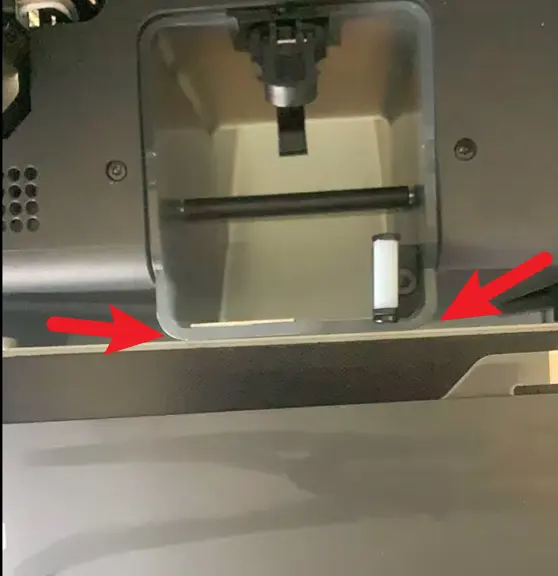 Synlig interferens mellem heatbed og affaldsrende bag pa X1-printeren