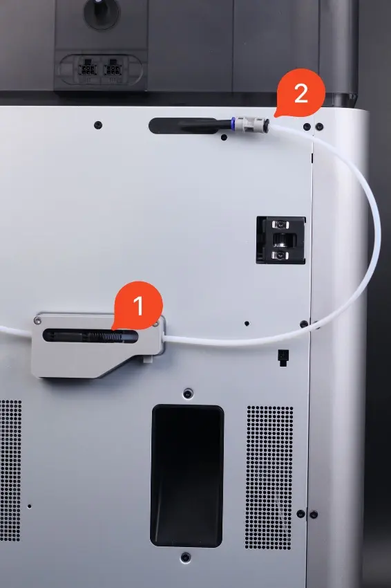 PTFE-slange tilsluttes højre side af filamentbufferen og ekstruderens kobling