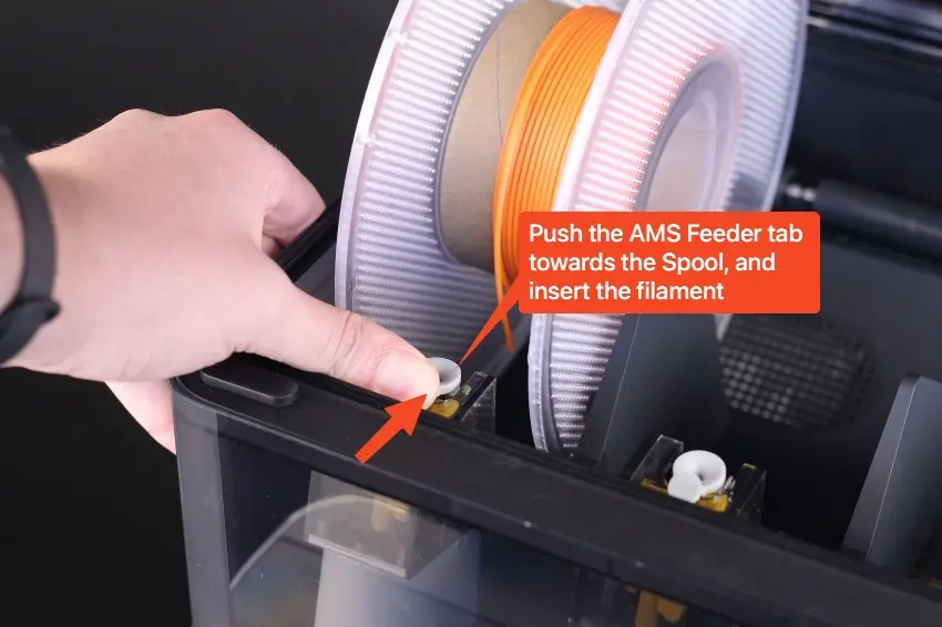 Filament skydes ind i AMS-feederens slot 1