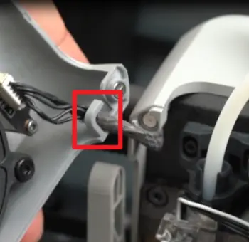 Indsætning af toolhead LED-kabel i clipsen inden lukning