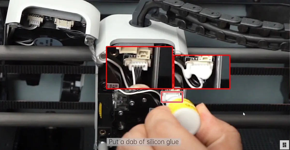Silikoneglue påføres stikket for at sikre det mod vibrationer