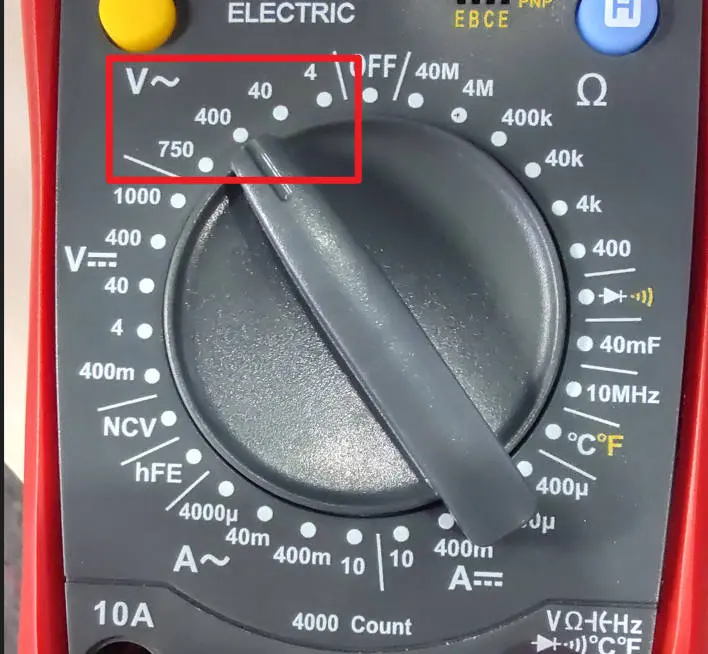 Multimeter der måler AC-spænding på AC-kortets udgang