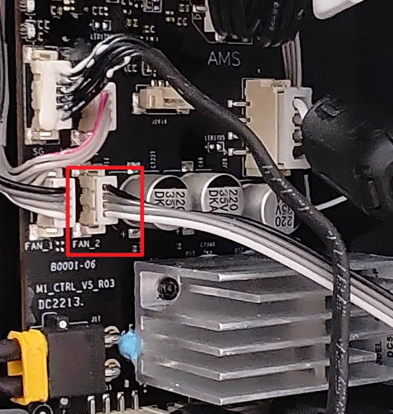 Kabel til den ekstra ventilator frakoblet fra MC-kortet