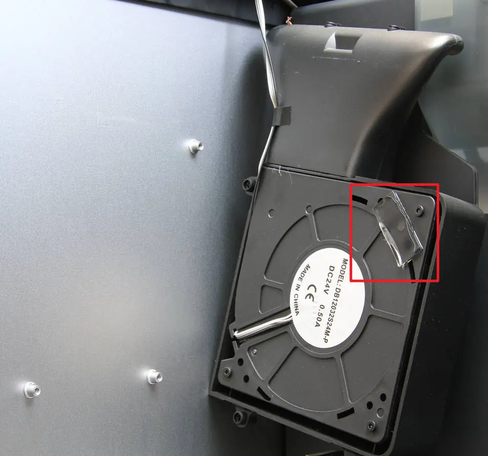 Ny version af ekstra ventilator adskilles fra sidepanelet