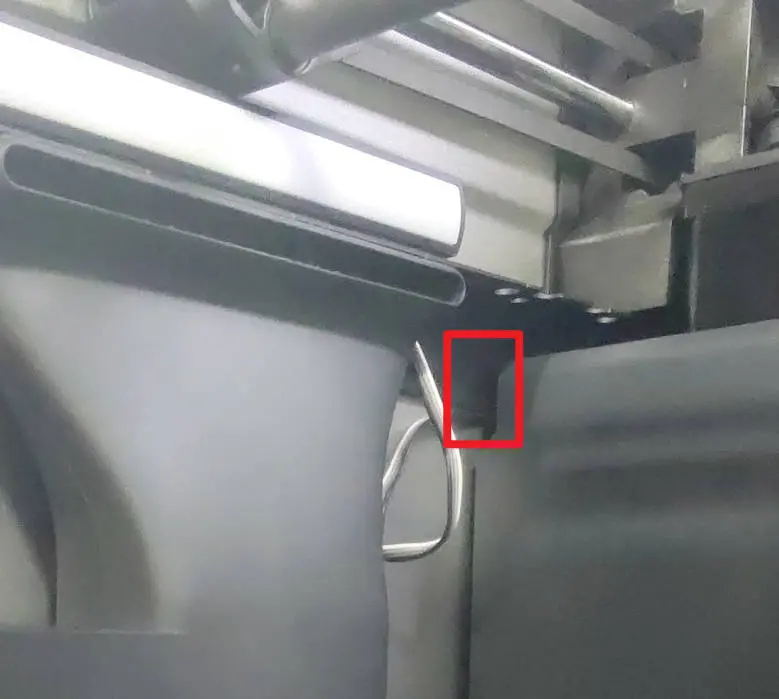Ventilatorkabel fores igennem spalte mellem sidepanel og indre skjold