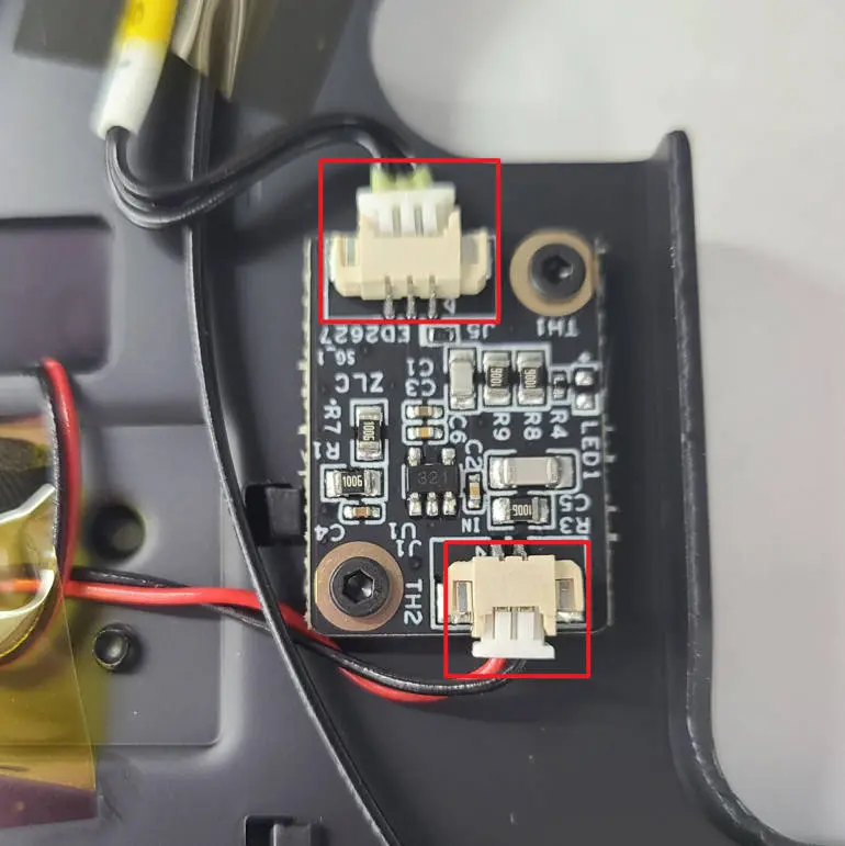 2 kabler frakoblet fra piezo-interfacekortet