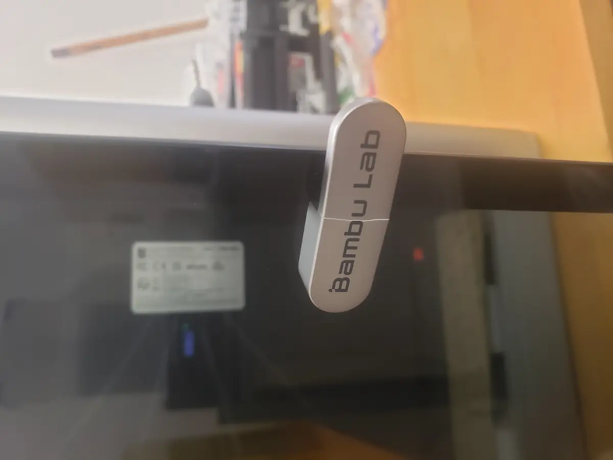Beskadiget frontpanel-håndtag på en Bambu Lab X1-printer