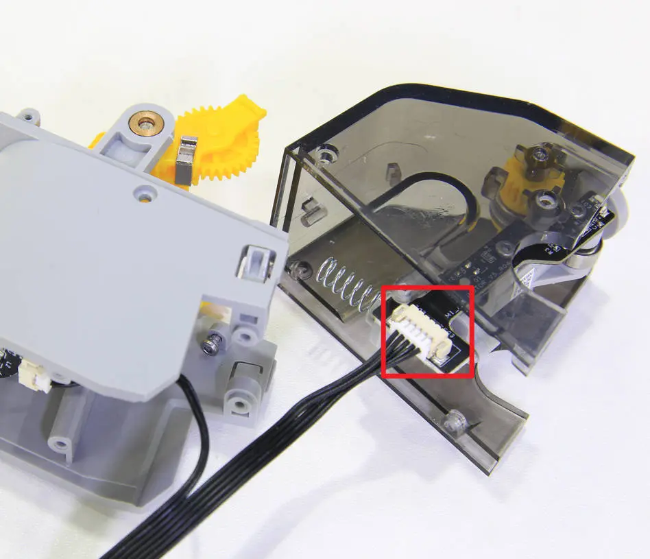 Kabel tilsluttes stikket på kredskortet