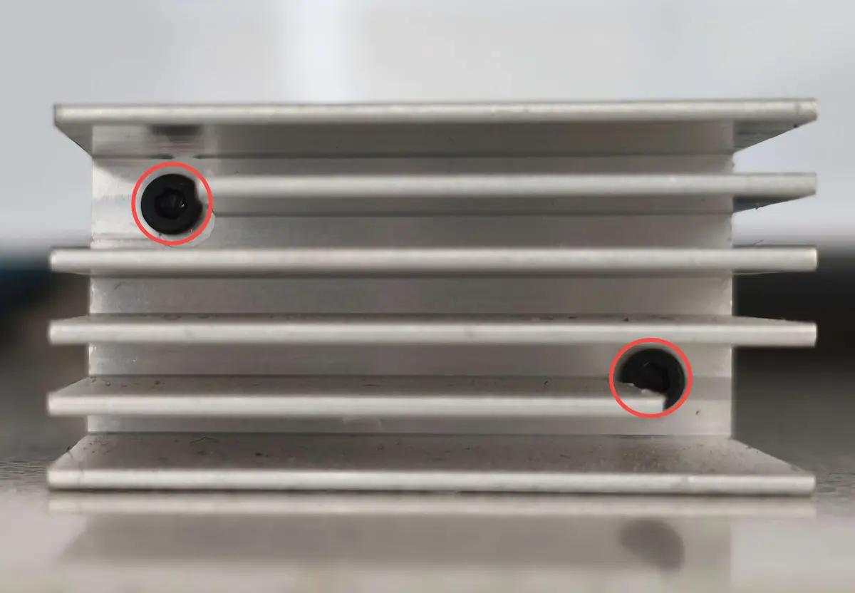 Heatsink fjernes ved at løsne 2 skruer med H1.5 unbrakonøgle