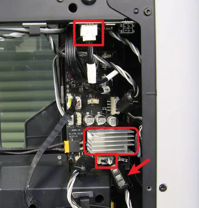 B-motorens kabel og AMS-interfacekortkabel frakobles
