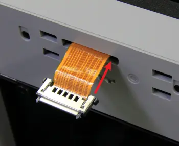 FPC-kabel trukket tilbage igennem hul