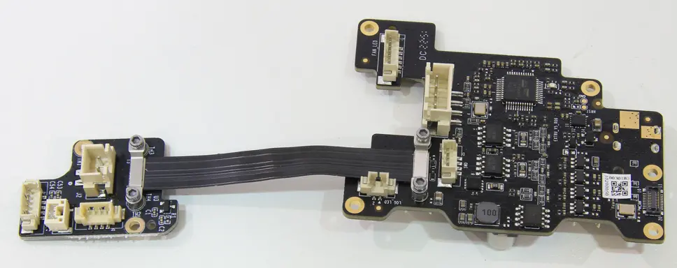 Saml FPC-kablet med boards pa bordet og kontroller metalliske afskærmninger
