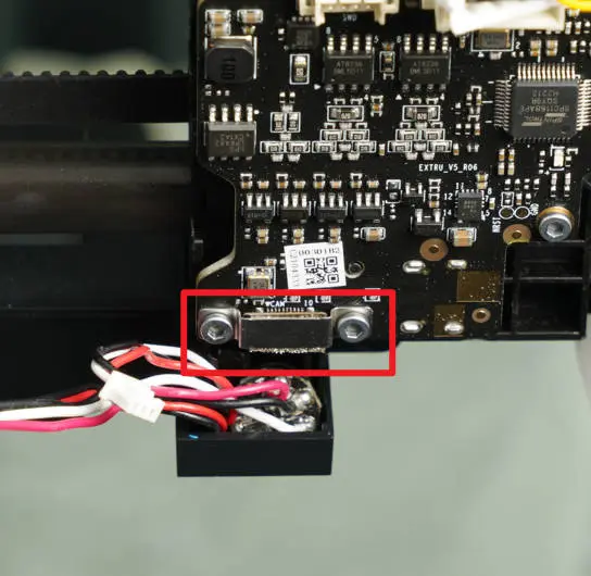Tilslut kameraets fleksible kabel og monter beslaget med 2 skruer