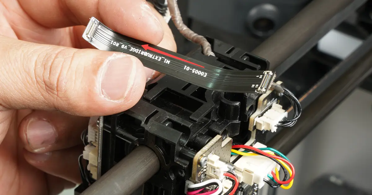 Tekstlinje pa FPC-kablet peger mod interface-boardet i pilens retning