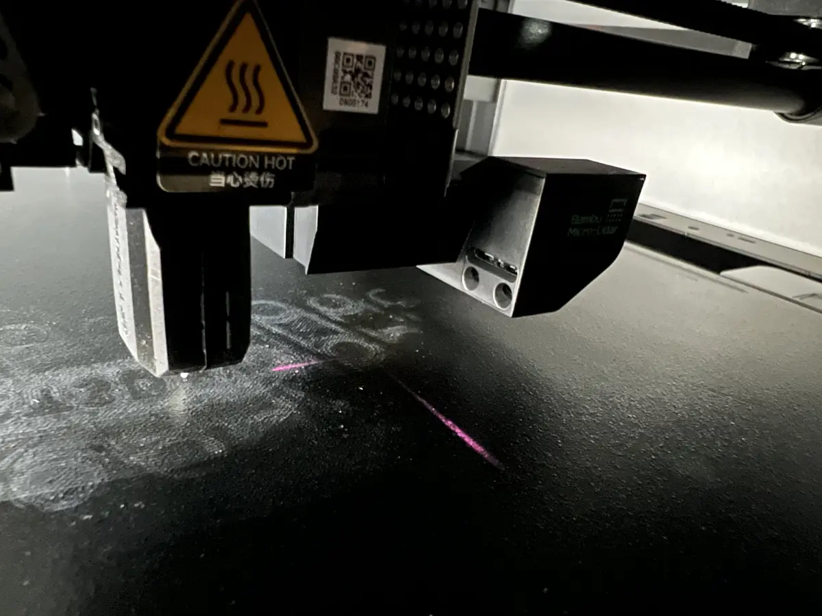 Telefon i 45-graders vinkel fanger den bageste lodrette lasers lys