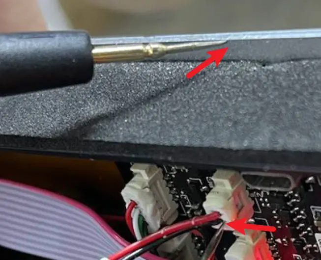 Multimeter bruges til at teste kortslutning på kammerlys-kabel