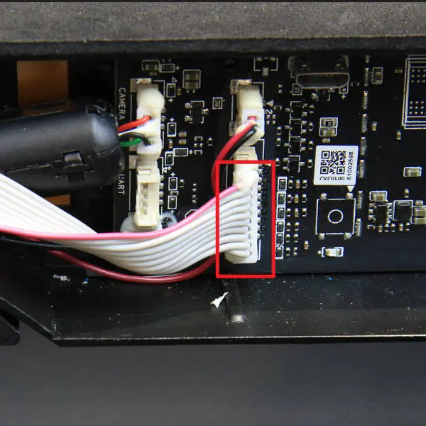 Tilslut knapkortets kabel og pafor silikonelim