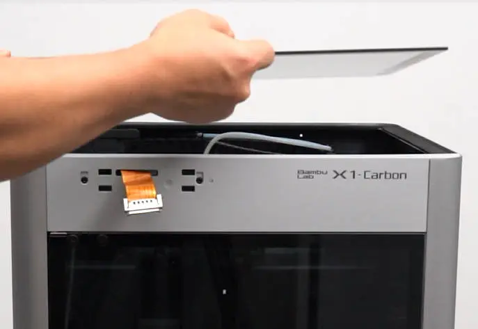 Glasdækslet og displayskærm fjernet fra X1-printer inden service