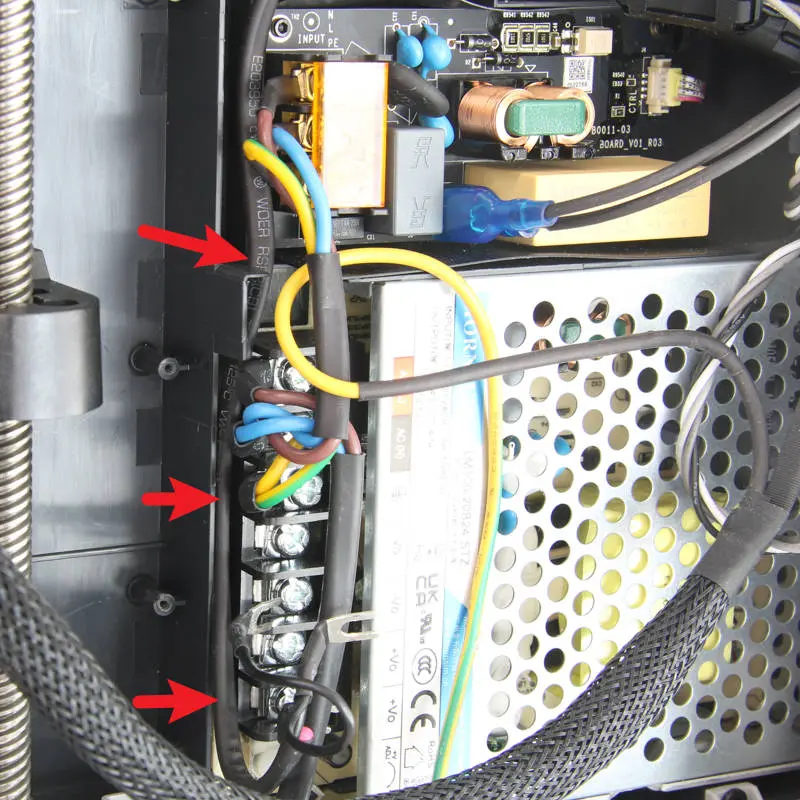 Installer det nye MC board-strømkabel og tilslut det gule stik
