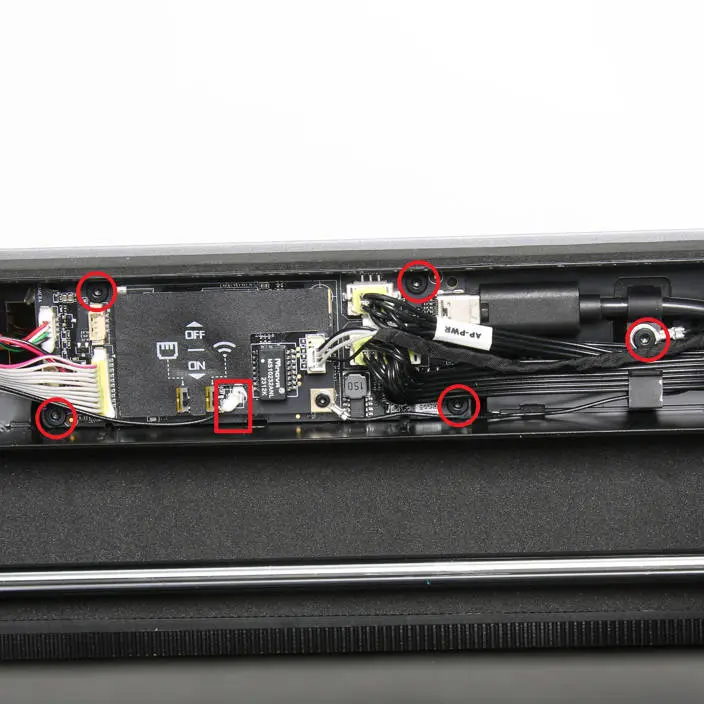 Frakobl WIFI-antenne og fjern 5 F-skruer (figur 1-4-4)