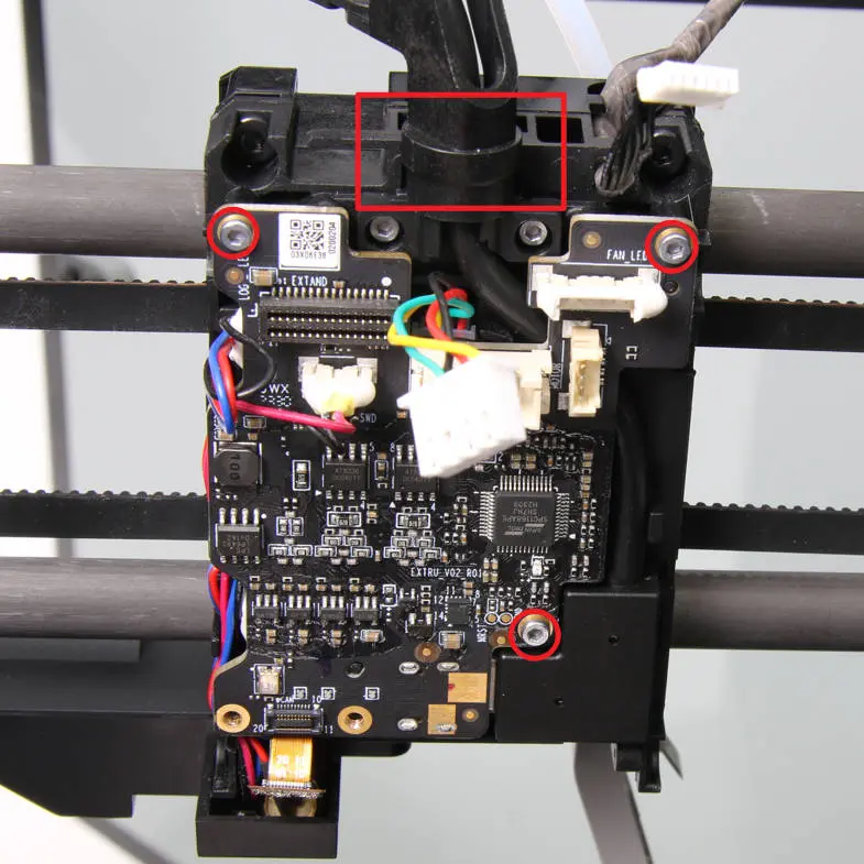 Fjernelse af USB-kabel-holder - Fig. 1-6-2