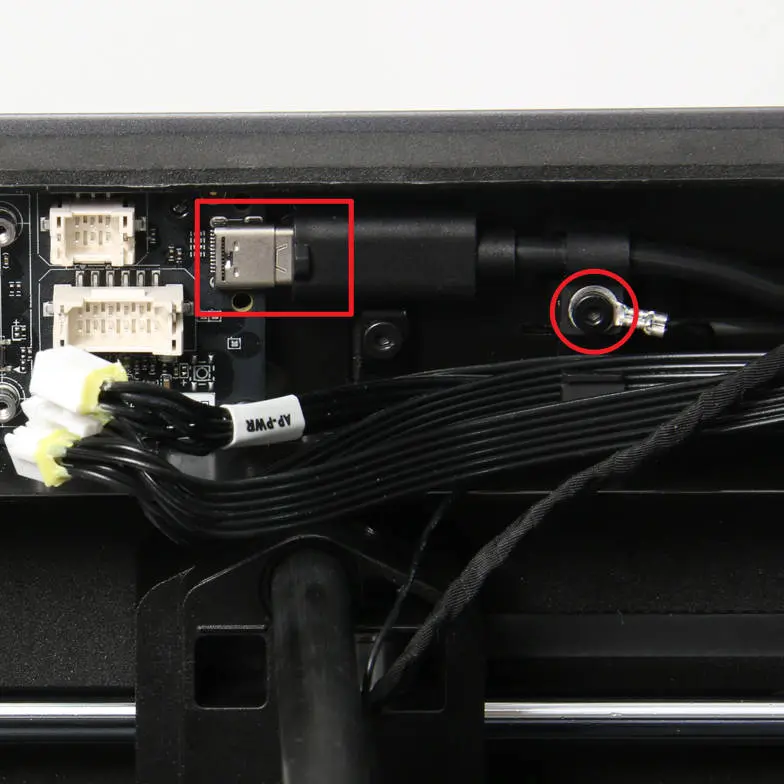 Skrue B fjernes, jordkabel og USB-kabelspænde løsnes, USB-kabel afbrydes