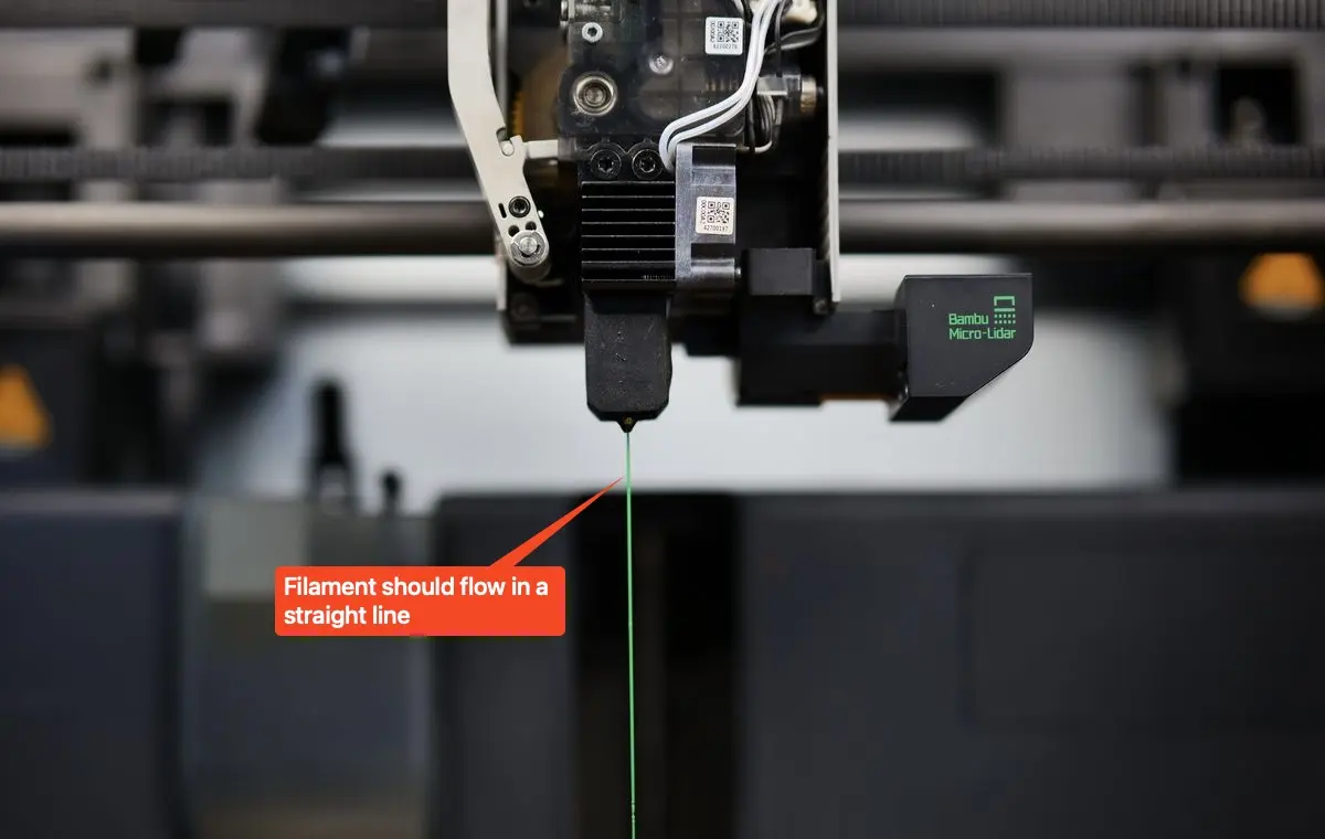 Filament der ekstruders i en ret linje bekraefter at hotend er fri for tilstopning