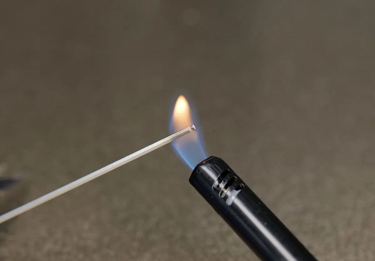 1,5 mm unbrakonnøgle opvarmes med lighter i 10-15 sekunder