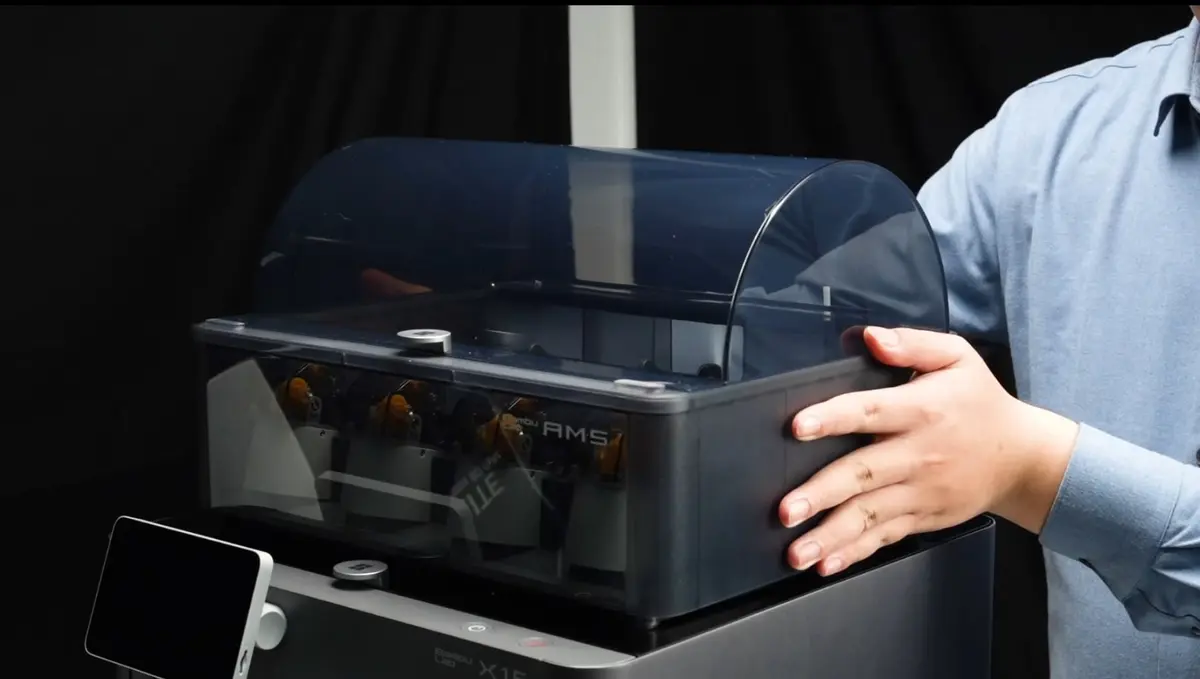 AMS-enheden placeres oven på X1E-printeren