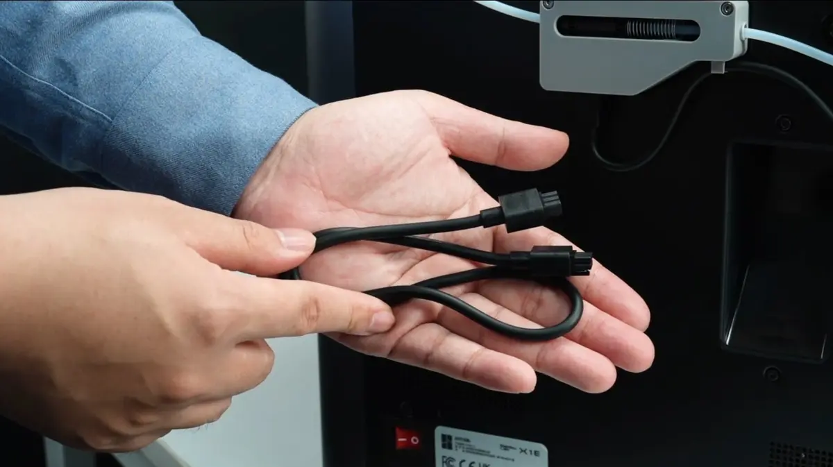 6-pin-kablet forbinder filamentbufferen til AMS-enheden