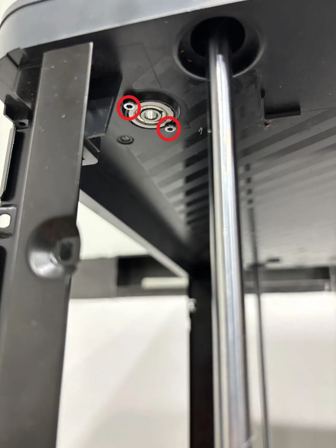 Installer flangelejerne i bunden
