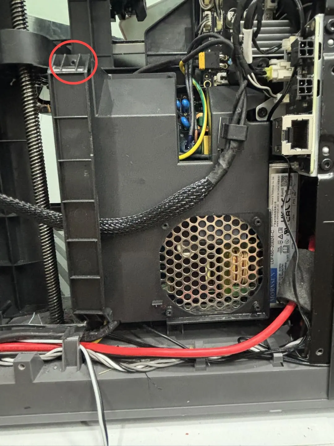 Skrue over kabelkanal og varmesengens kabel