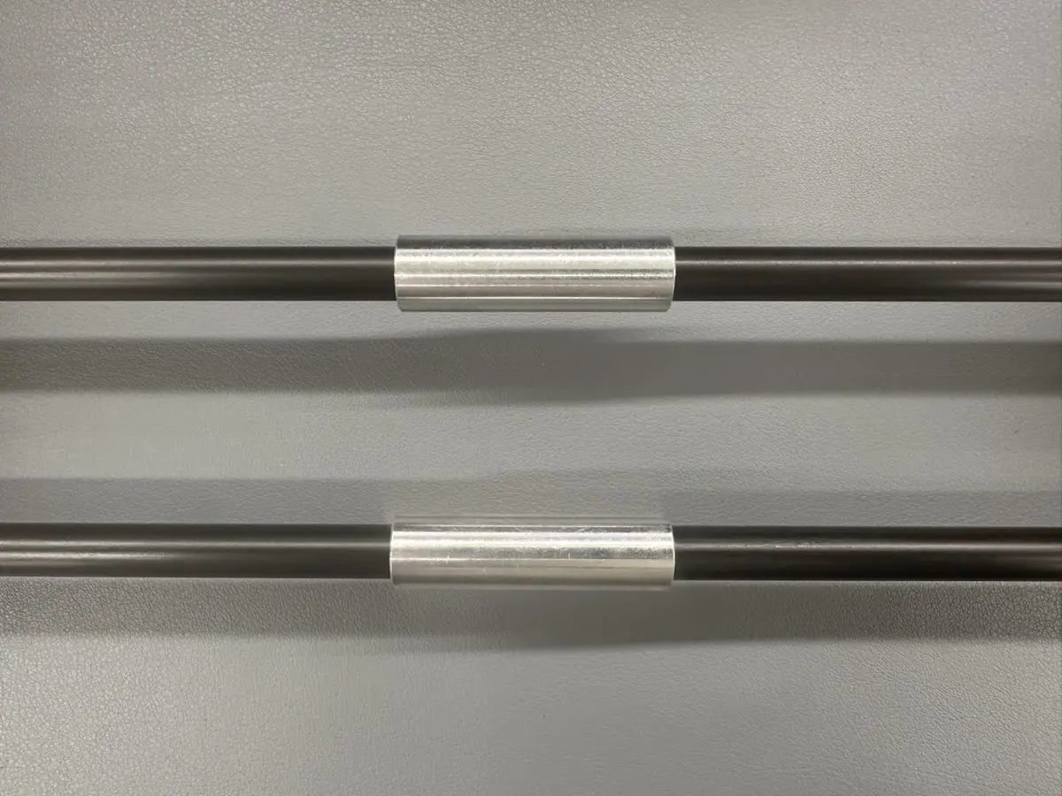 Naerbillede af aluminiumshuller og fjedre i toolhead-slæden