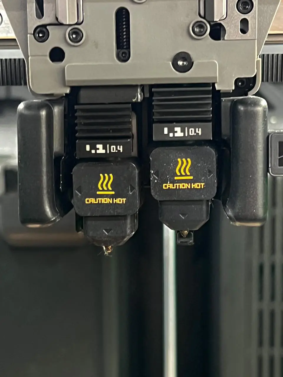 Montering af det nye siliconedæksel pa H2-seriens hotend med kabelrillet korrekt placeret
