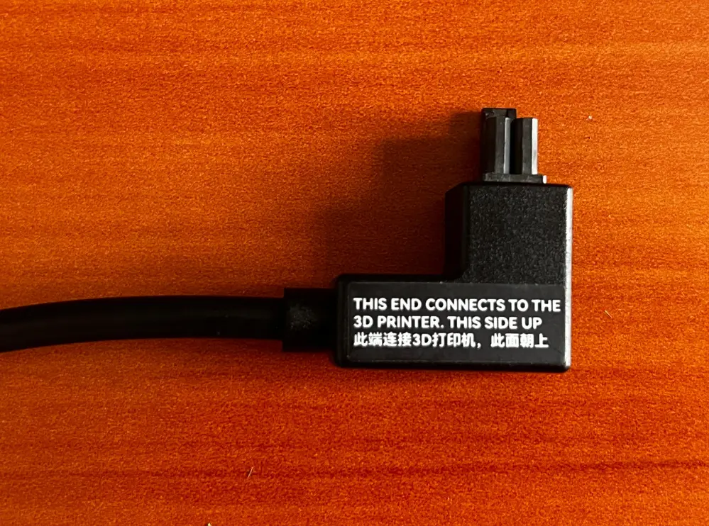 Tilslut 4-pin bus-kablet til porten bag på X1C trin 1