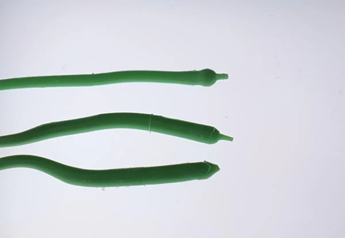 Udtrukket filament med kegleformet spids der viser indersiden af dysen efter vellykket cold pull