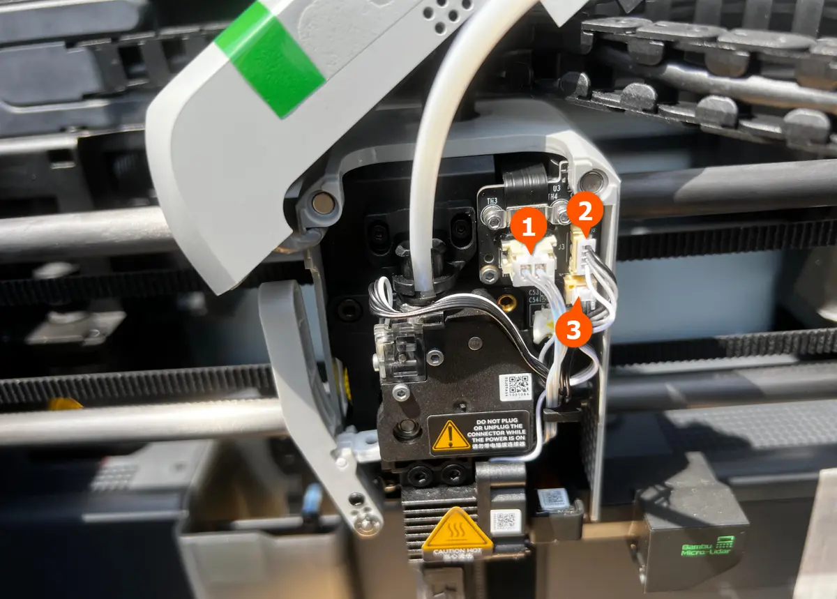 Frakoblede kabler fra interface-kortet - visning 1