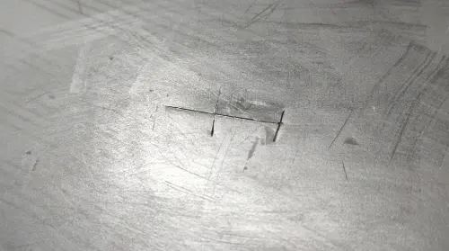 Snit skæres i bule på buildpladen for at frigive luft