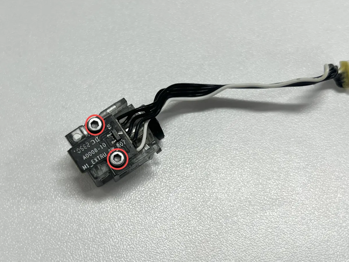 Fjern de 2 skruer pa filament-sensor-boardet