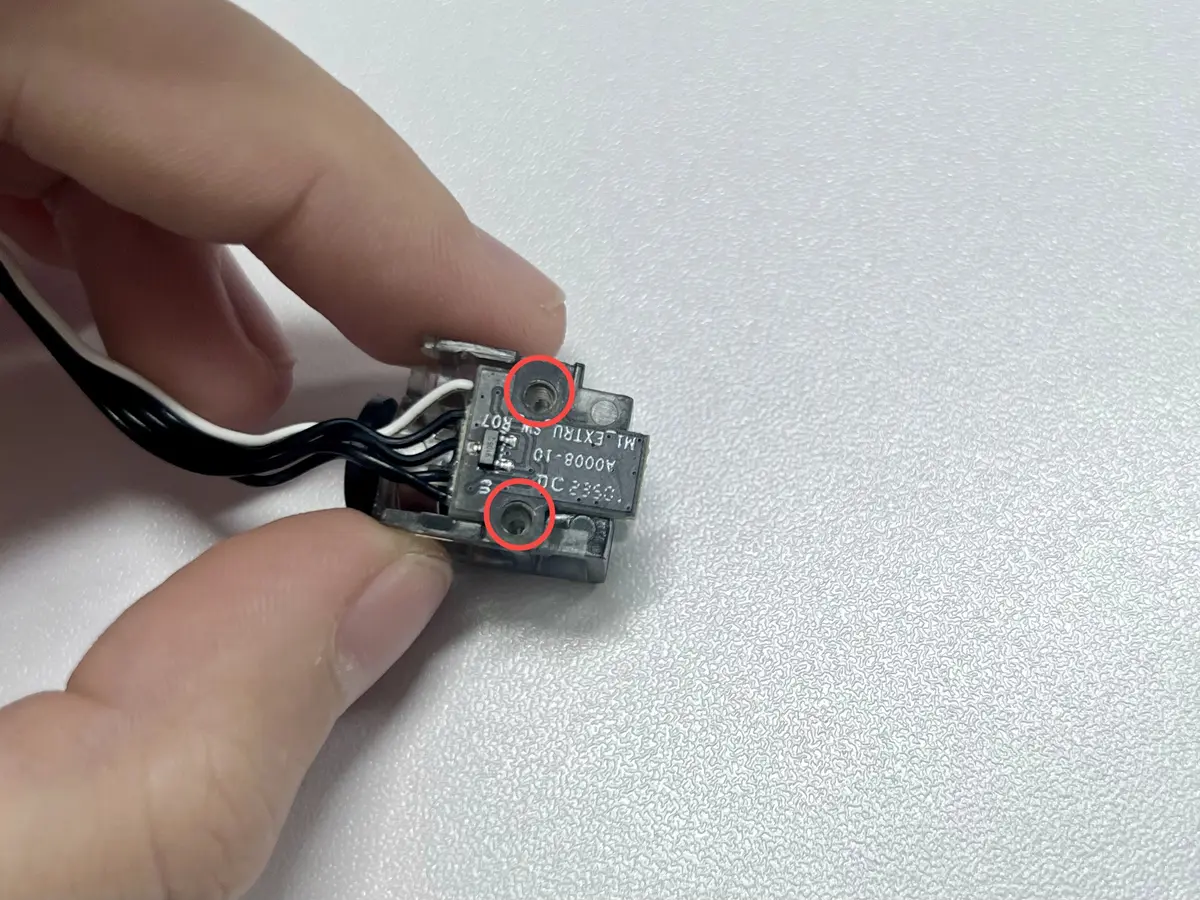 Installér de 2 skruer pa filament-sensor-boardet